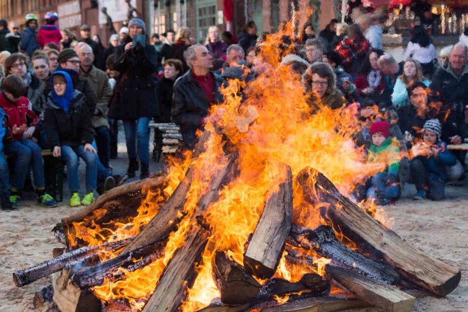 Die großen, brennenden Holzstapel stehen für das Licht der Sonne: Es sorgt für Fruchtbarkeit und vertreibt die bösen Geister des Winters, um den Frühling einzuläuten.