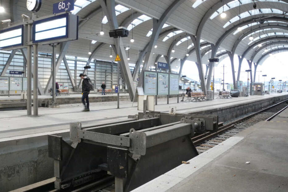 Der Bahnsteig am Hauptbahnhof Kiel ist fast menschenleer (Archivbild).