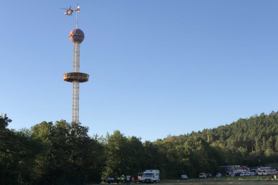 Ein Hubschrauber umkreist den Tower.