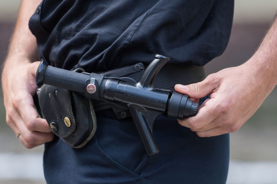 In Düsseldorf steht ein Polizist wegen Körperverletzung im Amt vor Gericht.