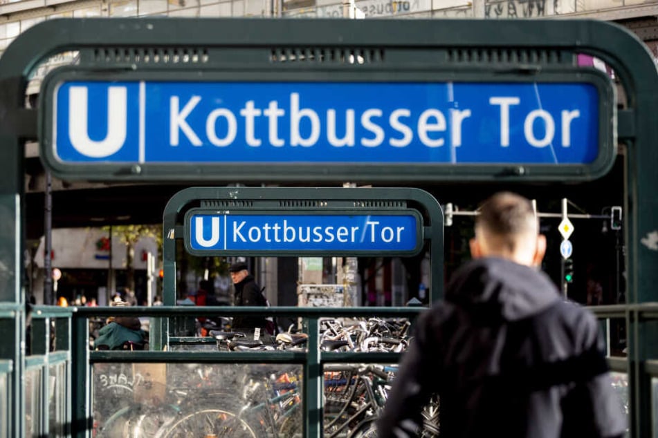 Ein Mann wurde in der Nacht zu Mittwoch in Berlin-Kreuzberg vor eine U-Bahn gestoßen und ist gestorben.