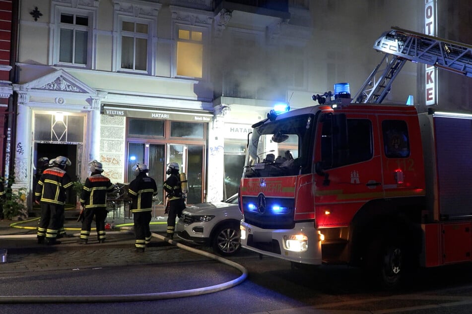 Die Feuerwehrleute kämpften gegen die Flammen und dem Rauch aus dem Restaurant an.