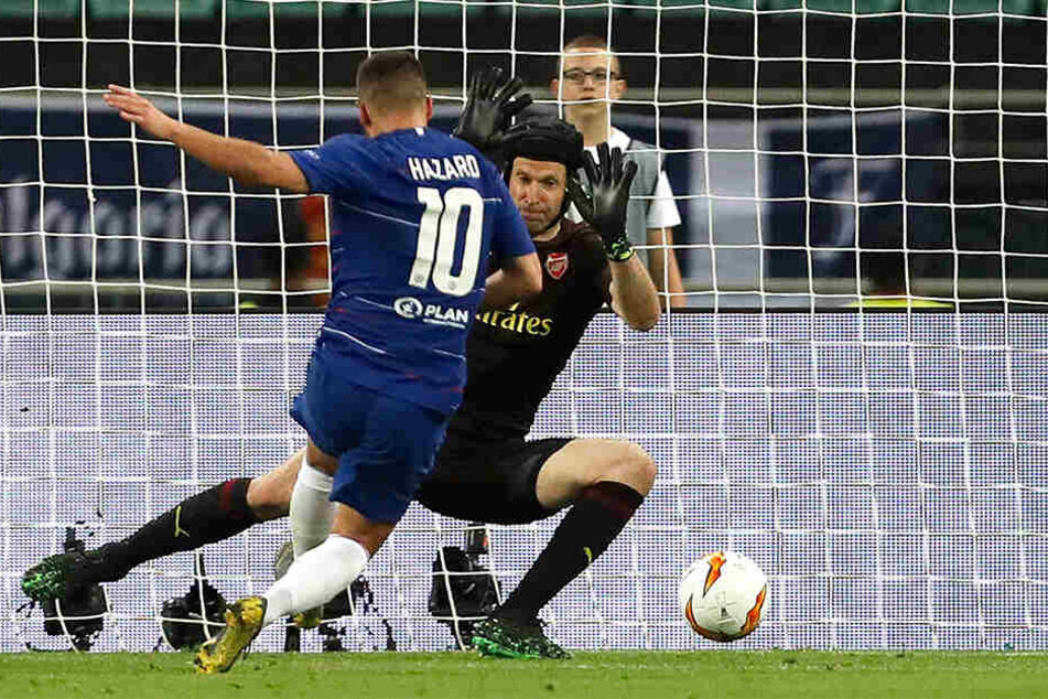 Sicher vom Elfmeterpunkt. Eden Hazard behält die Nerven und verwandelt gegen Peter Cech.