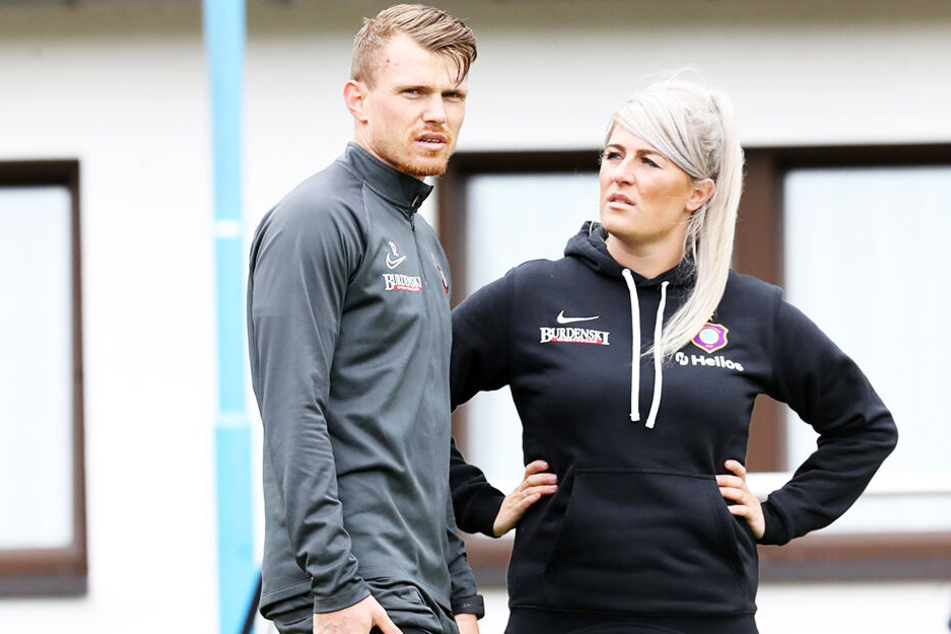 Steve Breitkreuz mit Physiotherapeutin Nadine Dörfel.