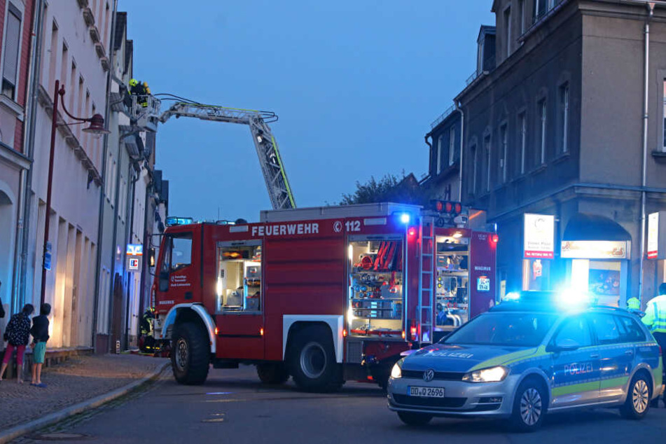 Die Feuerwehr setzte auch eine Drehleiter ein.