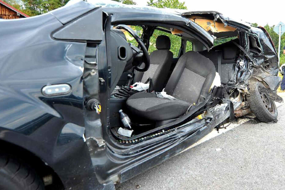 Der Ford Fiesta wurde schwer beschädigt, die Feuerwehr musste eingeklemmte Personen befreien.