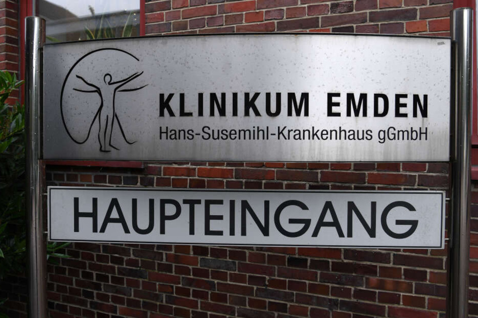 Das Eingangsschild am Klinikum Emden.