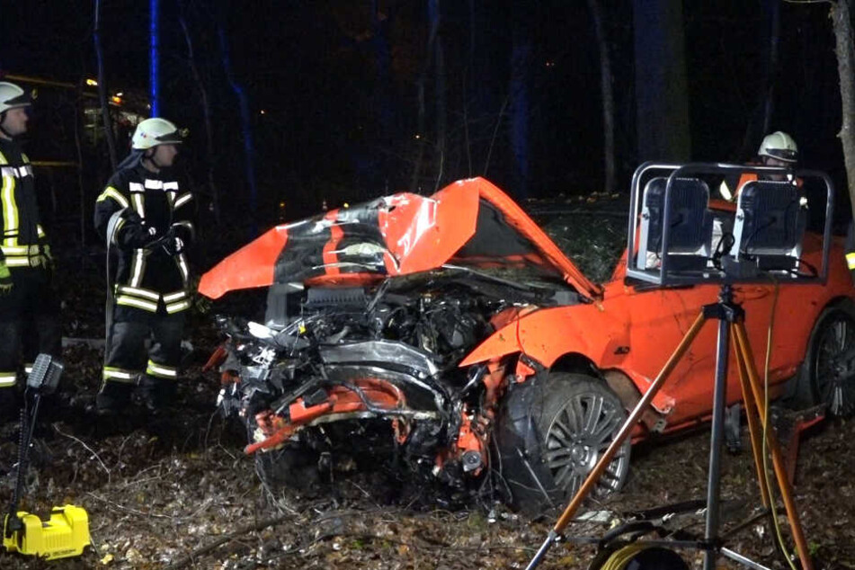 Der Sportwagen prallte frontal gegen einen Baum.