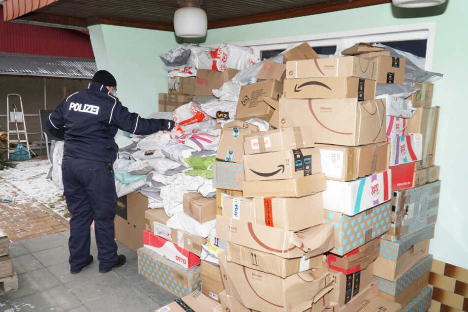 Bei der Durchsuchung des Tatverdächtigen, seines Fahrzeugs und seiner Sachen fanden Polizeibeamte zudem Betäubungsmittel in nicht unerheblicher Menge. (Archivbild)