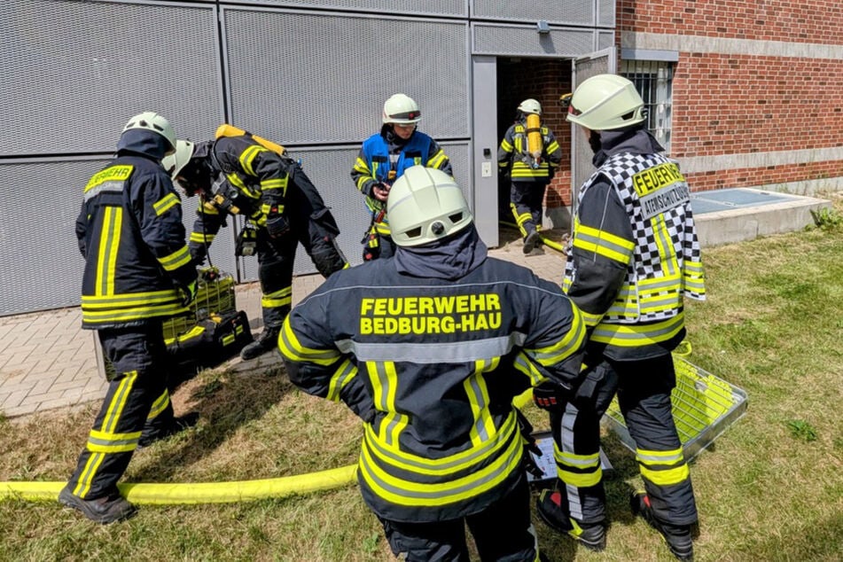Die Feuerwehrleute drangen unter schwerem Atemschutz in die stark verrauchte Station ein, um den Brandherd zu löschen.