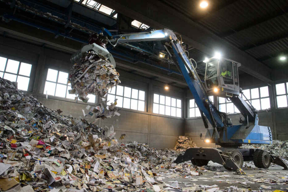 Ein Mitarbeiter häufte das Papier zu einem Haufen auf und begrub den Mann dabei aus Versehen. (Symbolbild)