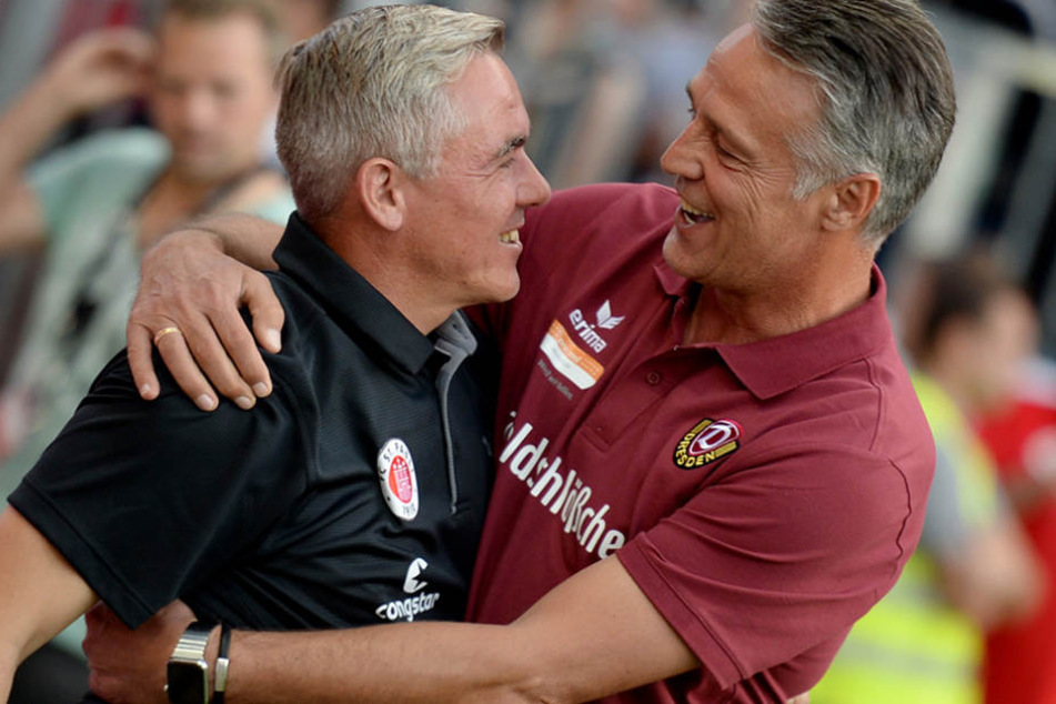 Herzliche Begrüßung: Pauli-Trainer Olaf Janßen (l.) und Dynamo-Coach Uwe Neuhaus.