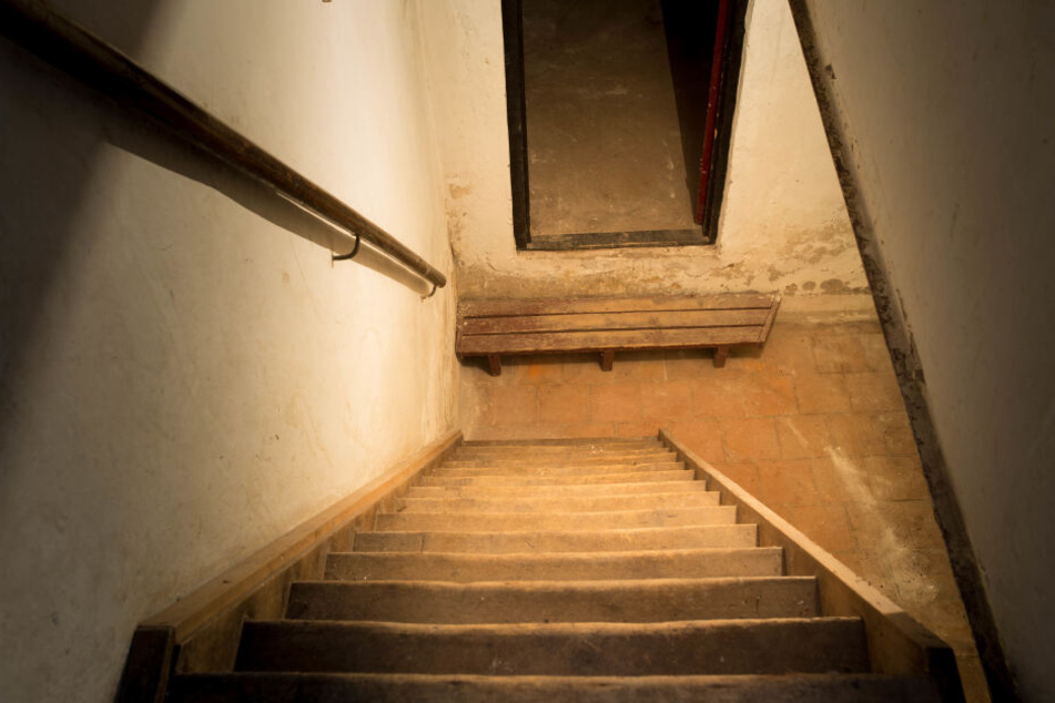 Die Ermittler gehen von einem Treppensturz als Todesursache aus (Symbolbild).