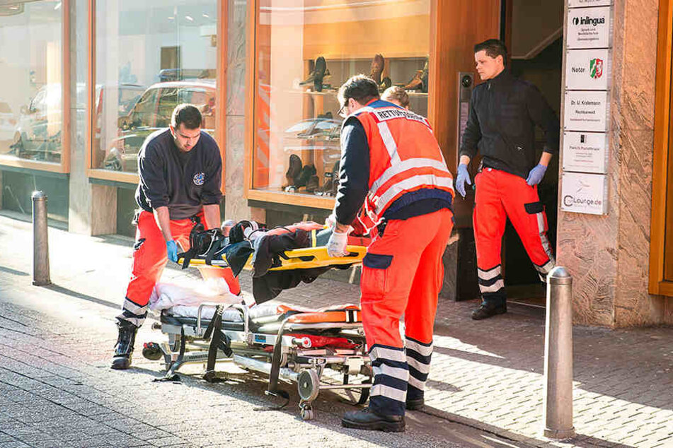 Das Opfer wurde schwer verletzt und vom Notarzt lange am Tatort versorgt.