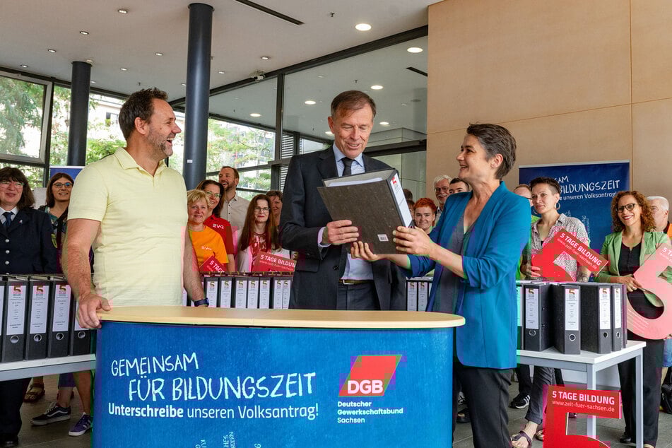 Im August 2024 übergaben Sachsens DGB-Chefin Daniela Kolbe (45, SPD, r.) und Christian Dahms (l.) vom Landessportbund den Volksantrag "5 Tage Bildungszeit für Sachsen" an den damaligen Landtagspräsidenten Dr. Matthias Rößler (71, CDU, M.).
