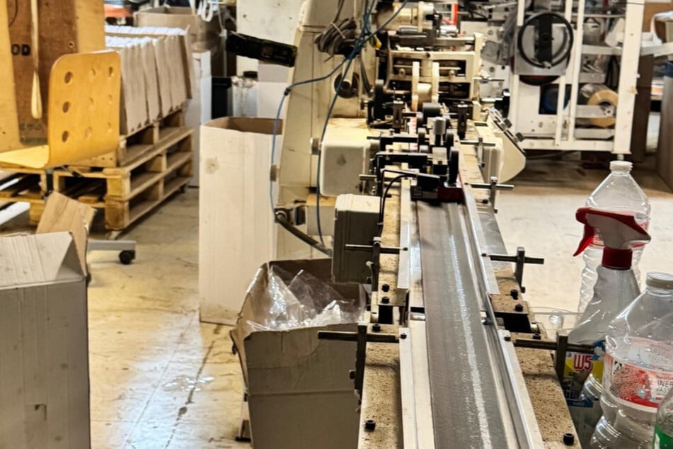 Im Düsseldorfer Stadtteil Lierenfeld entdeckten Ermittler der Polizei und des Zollfahndungsamtes Essen die illegale Kippenschmiede.