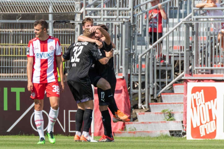 Elias Huth (Nummer 32) feierte mit den Mitspielern nicht nur sein Tor, sondern einen wichtigen Auswärtssieg.