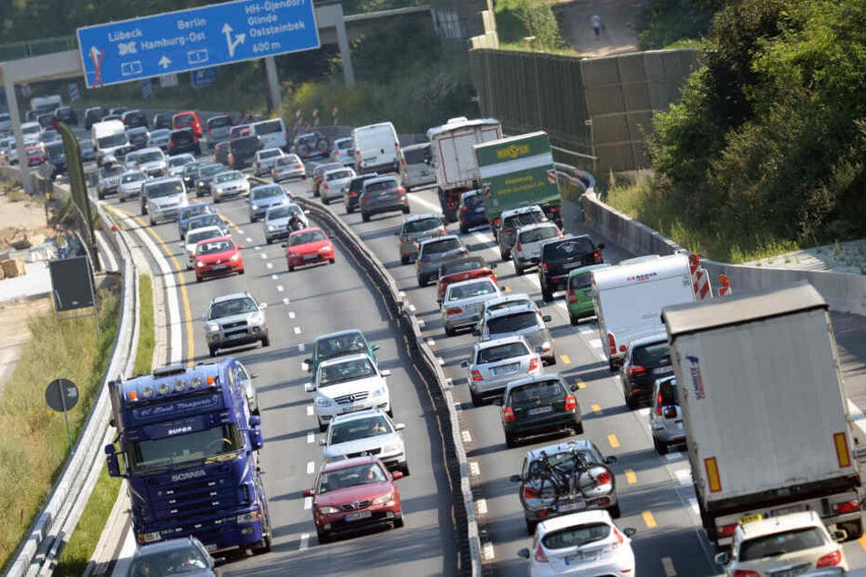 Nach ersten Erkenntnissen der Polizei überholte die Frau auf der A1 im Baustellenbereich einen Lastwagen.