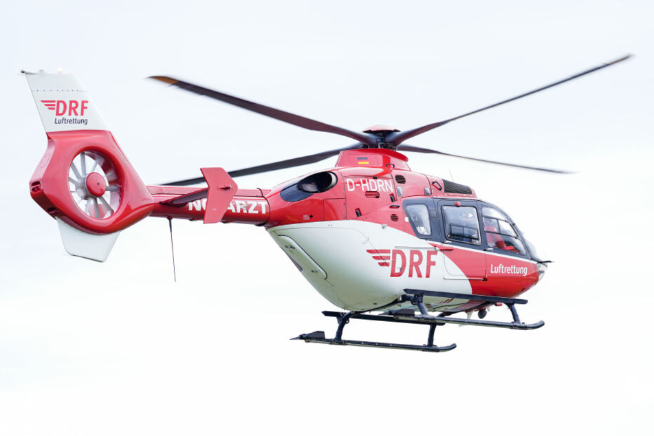 Der Fahrer musste mit einem Rettungshubschrauber in eine Klinik gebracht werden. (Symbolbild)