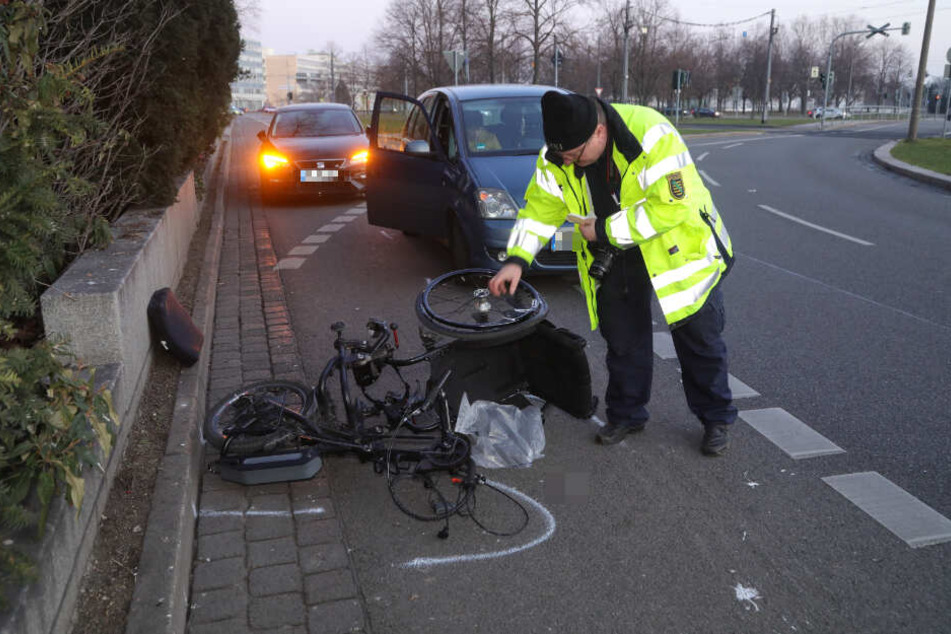 Ein Polizeibeamter begutachtet den beschädigten Rollstuhl.