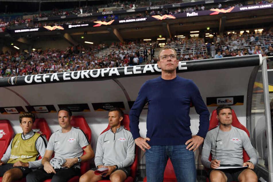 Die Arme in der Hüfte verschränkt, der Blick ungläubig: RB-Coach Ralf Rangnick war maßlos enttäuscht mit der Leistung seiner Mannschaft.