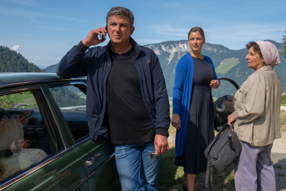 Martin (Hans Sigl, v.l.), Anne (Ines Lutz) und Lisbeth (Monika Baumgartner) in einer Szene aus der 15. Staffel "Der Bergdoktor".