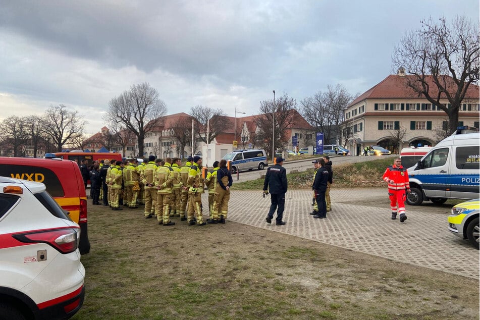 An der Flutrinne stehen die Rettungskräfte bereit.