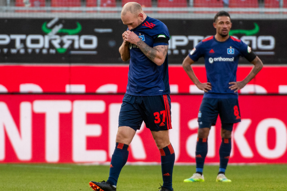Der HSV wartet seit vier Spielen auf einen Sieg. Beim 1. FC Heidenheim gab die Mannschaft um Toni Leistner (30, l.) eine 2:0-Führung noch aus der Hand.