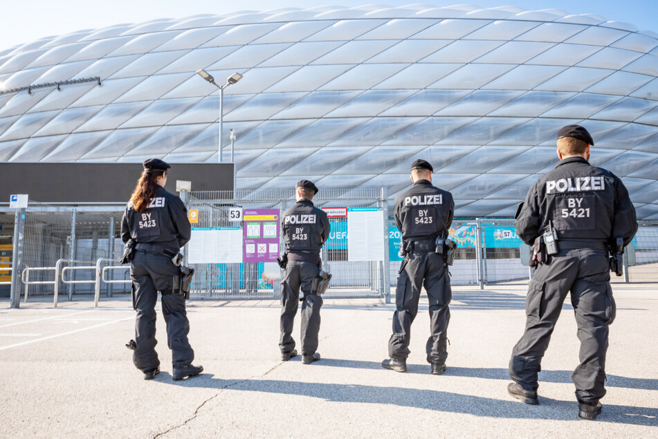 Die Polizei wird am Dienstagabend rund um das Münchner EM-Stadion im Einsatz sein - allerdings nicht nur dort.