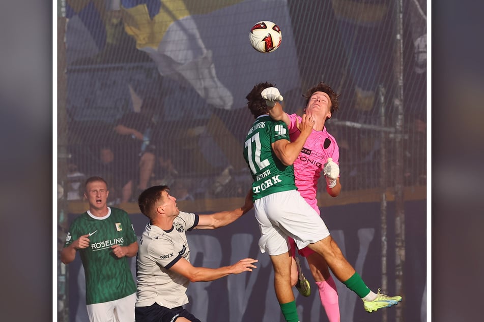 Jenas Torwart Liesegang trifft beim Klärungsversuch nur den gegnerischen Elias Kratzer.