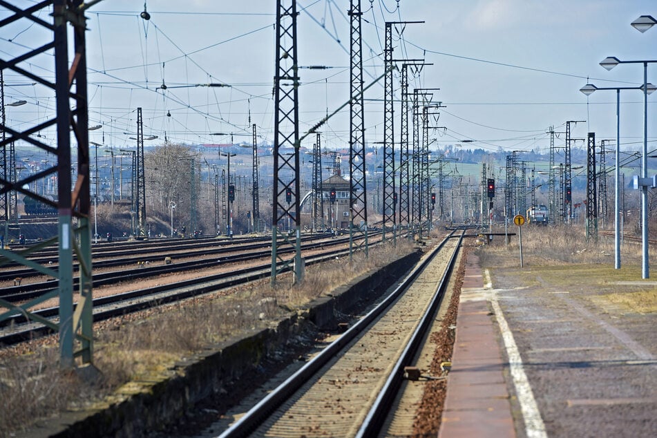 Die Oberleitungsmasten im Bahnhof Friedrichstadt sorgen für Probleme. Alle Züge dürfen nur noch mit Schrittgeschwindigkeit unterwegs sein. (Archivbild)