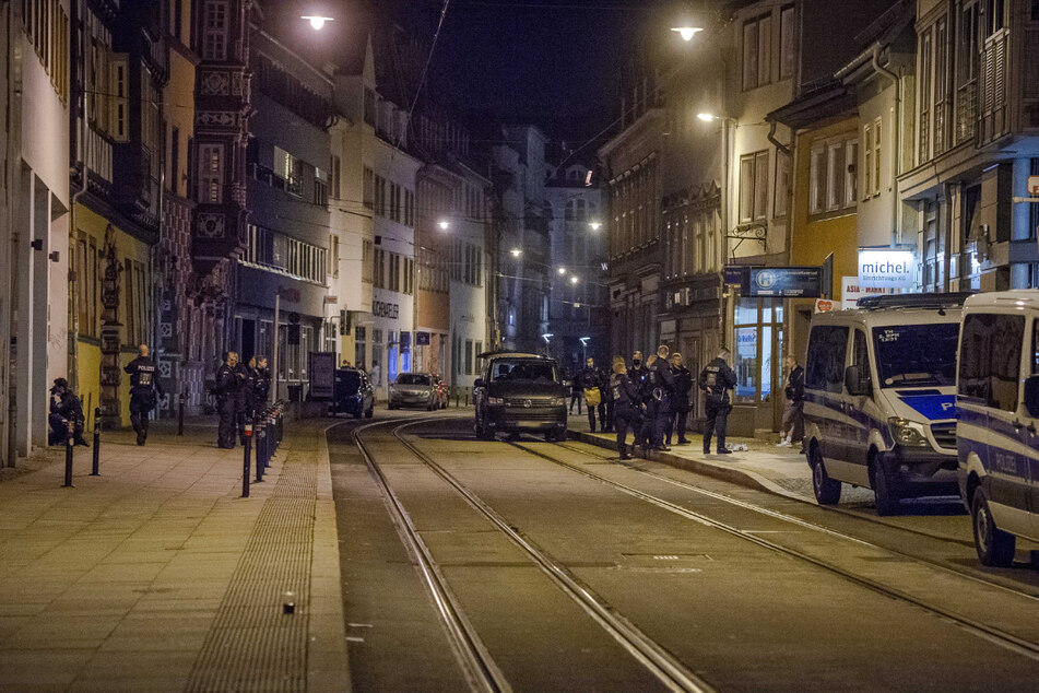 Die Polizisten kontrollieren eine Personengruppe in der Johannesstraße rund 500 Meter von der Schlägerei in der Meienbergstraße entfernt.