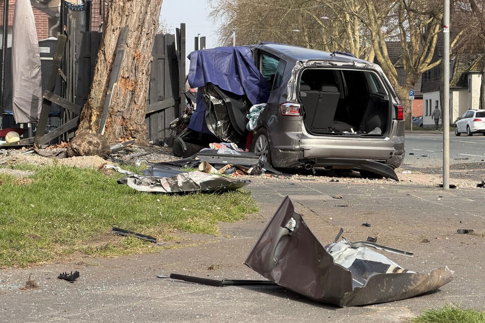 Schwerer Unfall im Ruhrgebiet: Auto prallt gegen Baum, ein Toter und eine Schwerverletzte