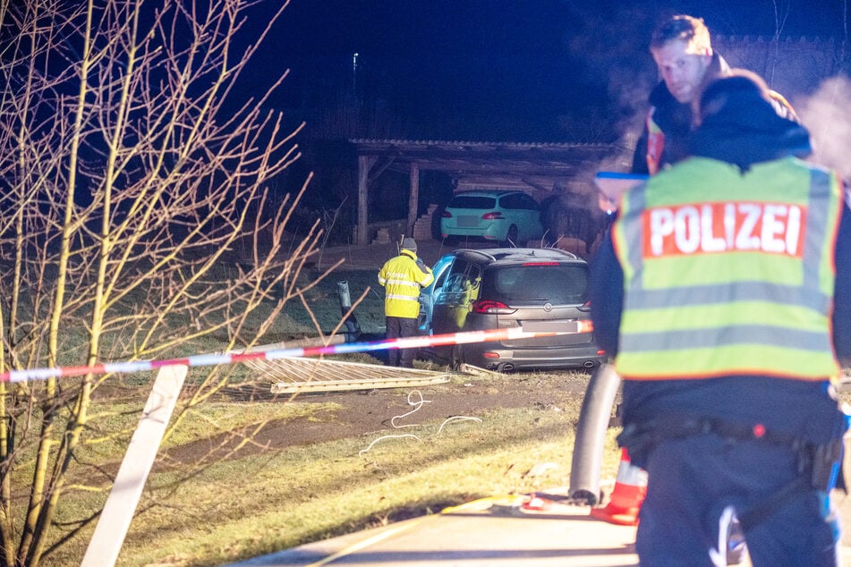 Schließlich kam das Auto auf einer Grünfläche zum Stehen.