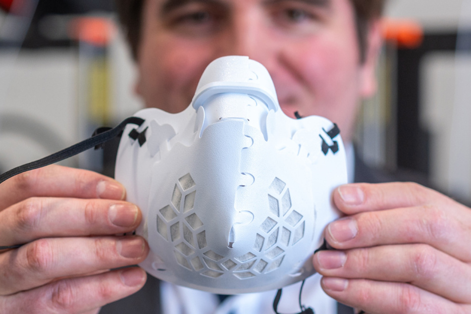 Gramm-Geschäftsführer Harald Schmid präsentiert das 3D-Resultat.