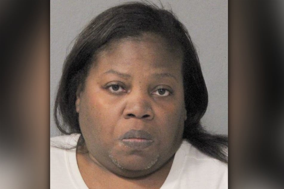 Tavia Thomas (47) vendió viajes falsos a varias personas.