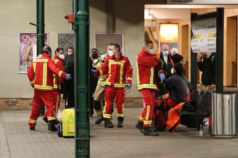 Vier Menschen sind bei einem Messerangriff in Berlin-Hellersdorf verletzt worden.