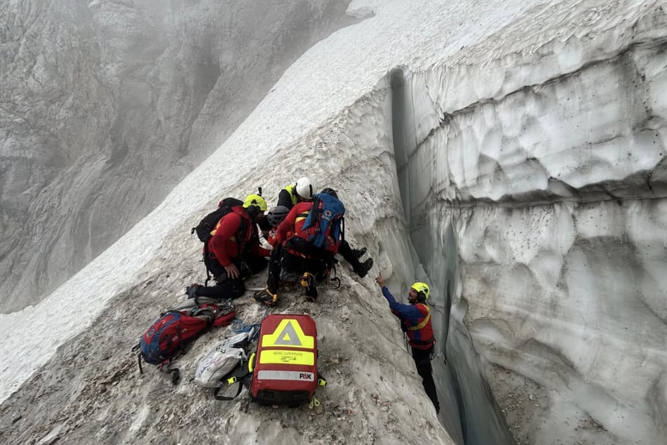 Auf dem Weg zur Zugspitze stürzte der Bergsteiger kopfüber in die Gletscherspalte - Rettungskräfte rückten an.