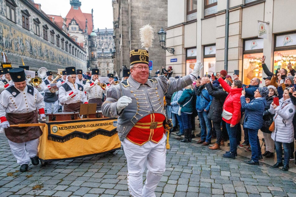 Nach 14 Jahren fand wieder die Bergparade statt - hier am Dresdner Fürstenzug.