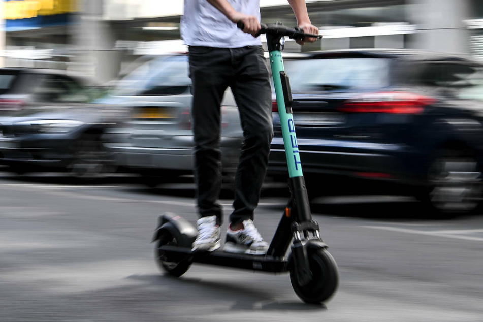 Der 24-Jähriger hat beim Abbiegen die Kontrolle über seinen E-Scooter verloren und ist schwer verletzt worden. (Symbolfoto)