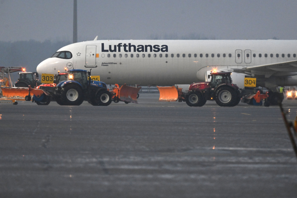 Neben den für Freitag angekündigten Flughafen-Streiks ist jetzt auch noch die IT bei der Lufthansa ausgefallen!