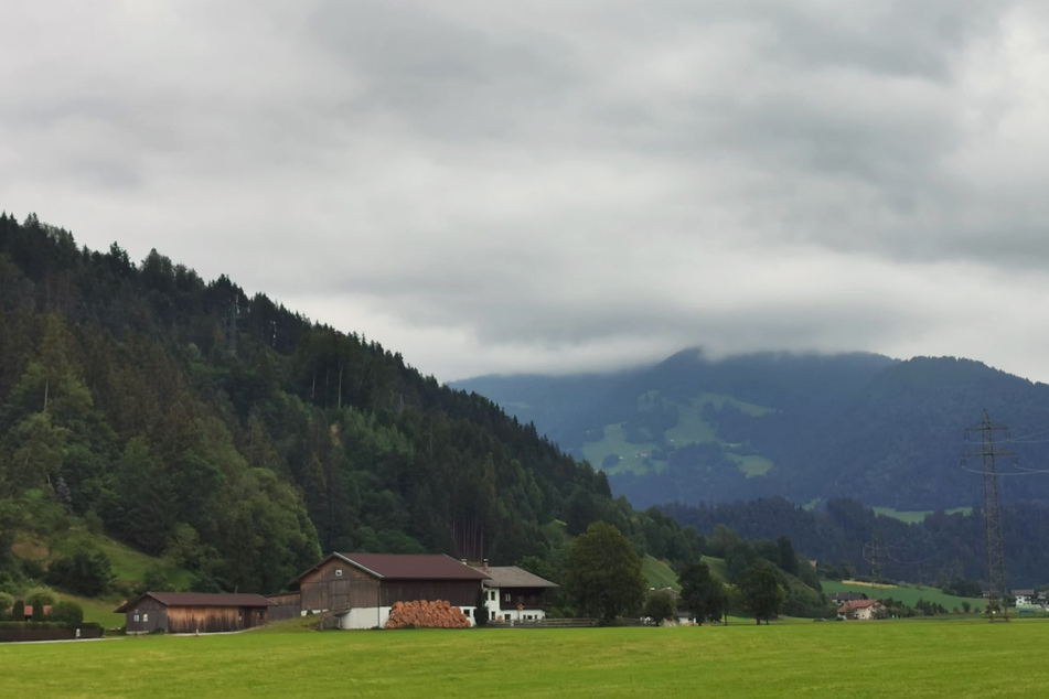 Starker Regen kündigt sich an. Für Dynamo noch kein Grund, abzubrechen.