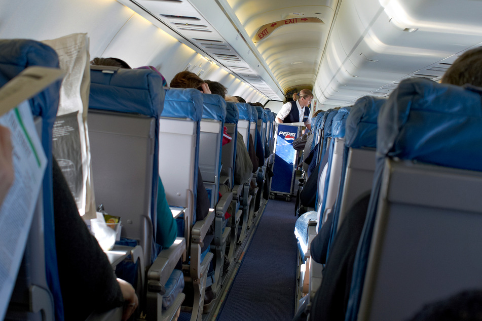 Vor den Augen der anderen Passagiere: Frau bringt Baby im Flugzeug zur Welt!