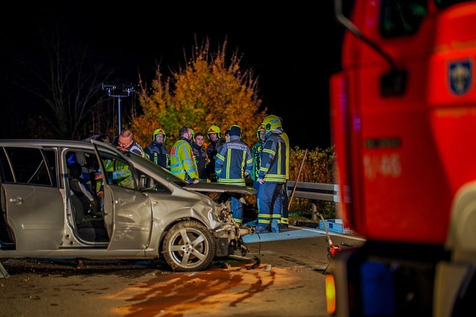 Der eingeklemmte 18-Jährige musste aus seinem Auto befreit werden.