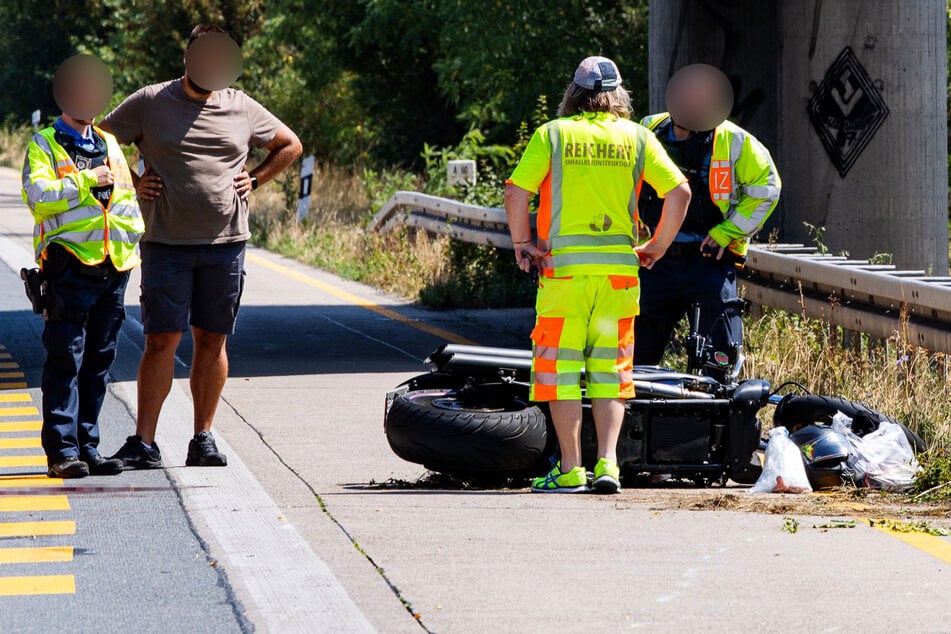 Lebensgefährlich verletzt: Biker gerät auf A60 unter Lkw-Anhänger und wird überrollt