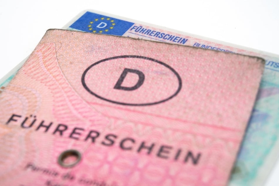 Die alten "rosa Führerscheine" (Papier-Führerscheinen) müssen gegen neue im Scheckkartenformat umgetauscht werden.