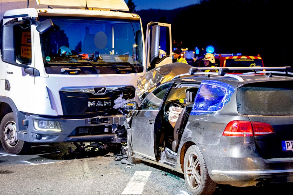 Infolge des Frontalzusammenstoßes wurde die VW-Fahrerin (43) schwer verletzt.