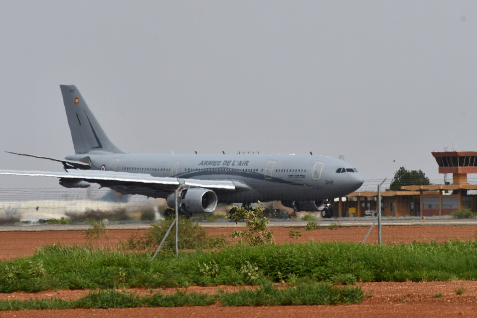Ein Airbus der französischen Luftwaffe auf dem internationalen Flughafen der nigerianischen Hauptstadt.