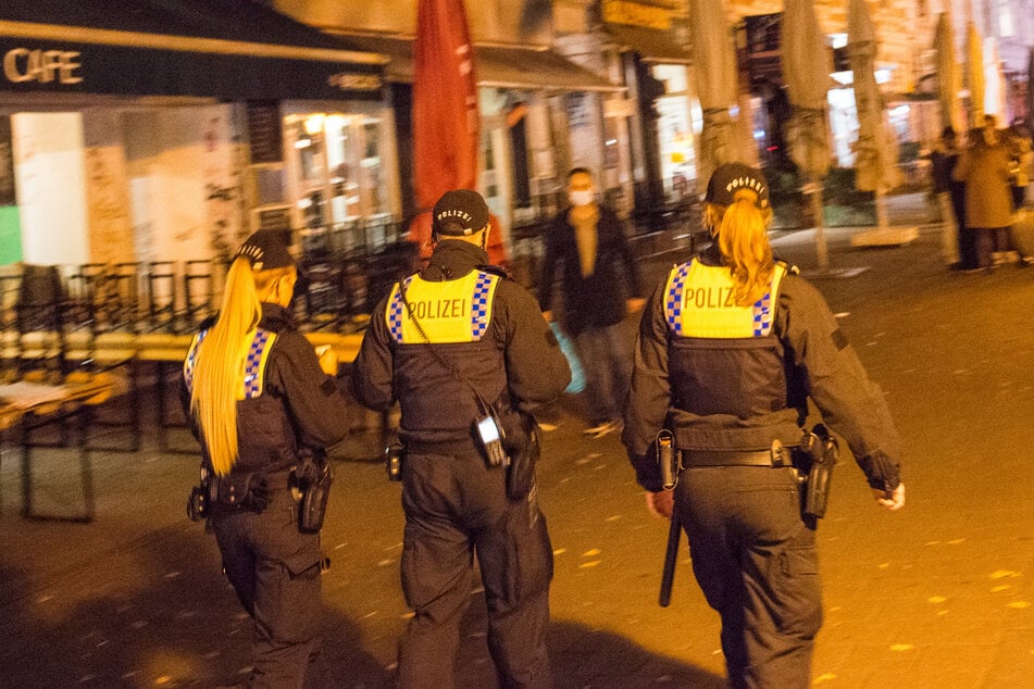 Polizisten sind im Schanzenviertel unterwegs. Nach dem Täter wird noch gesucht. (Archivbild)