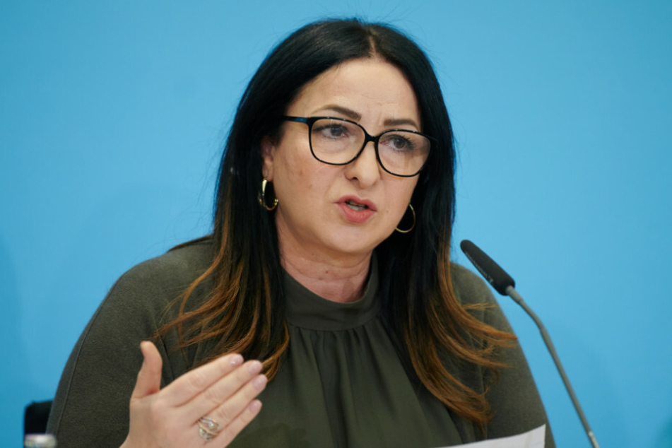 Dilek Kalayci (SPD), Senatorin für Gesundheit, Pflege und Gleichstellung spricht während der Senats-Pressekonferenz im roten Rathaus.